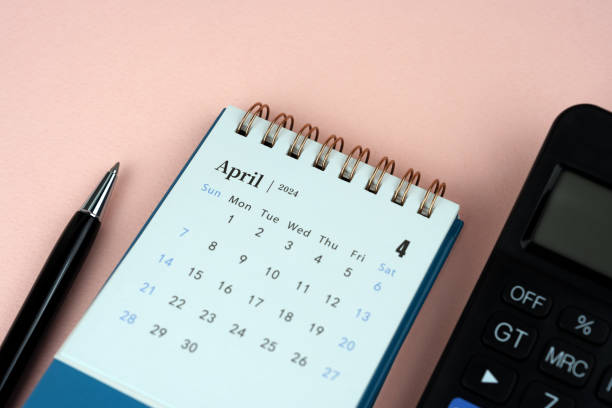 abril 2024 calendario de escritorio flat lay - calendar tax april day fotografías e imágenes de stock
