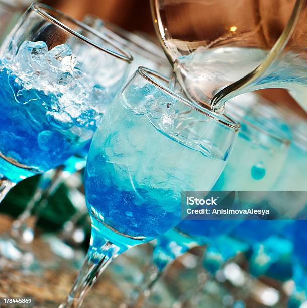 グラスモレキュラーカクテル - カクテルのストックフォトや画像を多数ご用意 - カクテル, アルコール飲料, キャビア