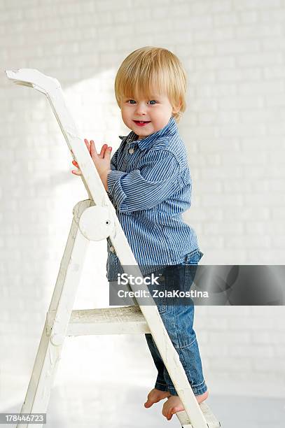 Mały Chłopiec Stojący Na Krok Drabiny Metaliczny - zdjęcia stockowe i więcej obrazów Aspiracje - Aspiracje, Biały, Chłopcy