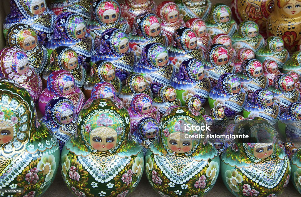 Tradicional matrioska muñecas rusas - Foto de stock de Apilar libre de derechos