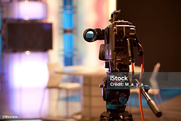 Estúdio De Tv Com Câmera E Luzes - Fotografias de stock e mais imagens de Ninguém - Ninguém, Cenário de Palco, Câmara Digital