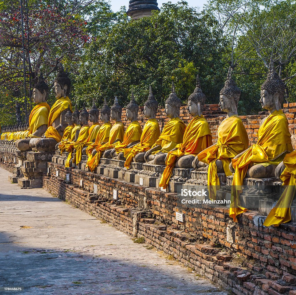 Statue di Buddha nel tempio di Wat Yai Chai Mongkol - Foto stock royalty-free di Ambientazione tranquilla