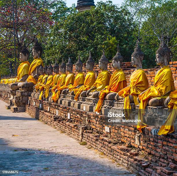 Statue Di Buddha Nel Tempio Di Wat Yai Chai Mongkol - Fotografie stock e altre immagini di Ambientazione tranquilla