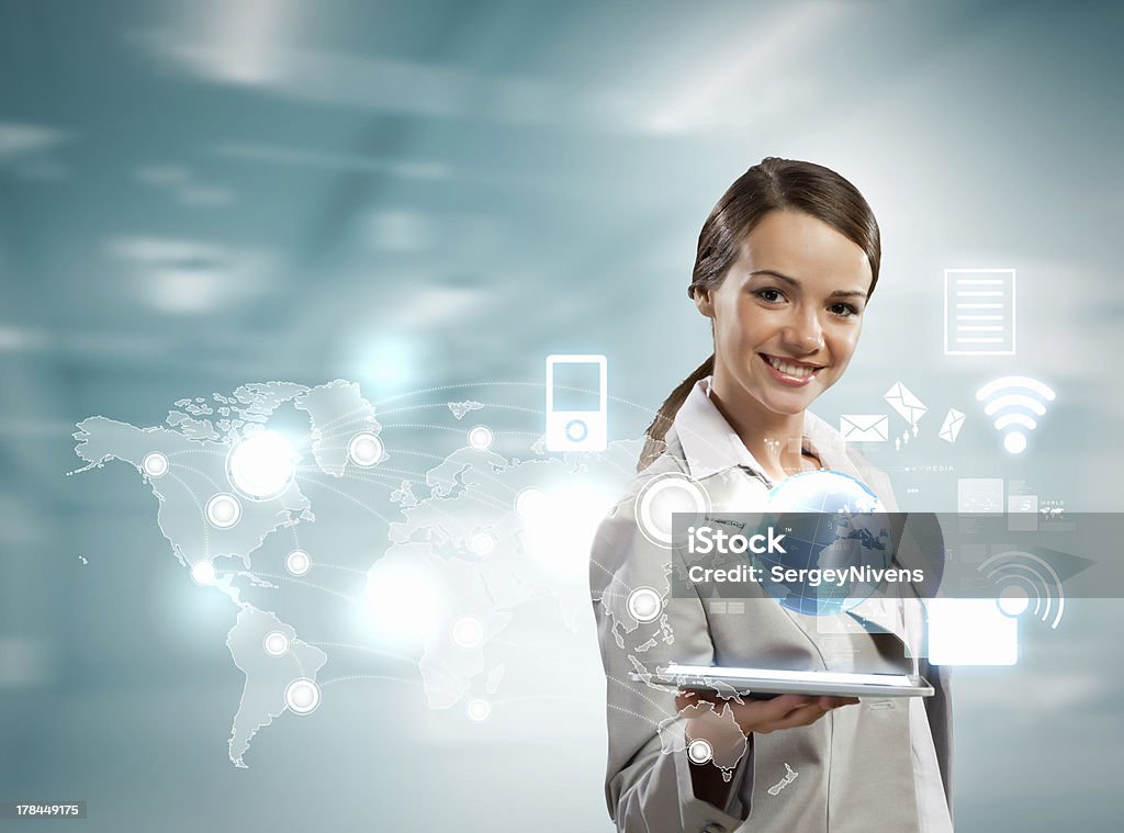 Donna d'affari con un tablet pc - Foto stock royalty-free di Donne