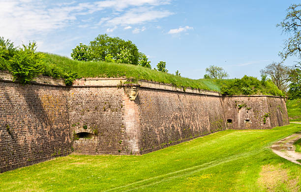 moats y fortifications de neuf-brisach, alsacia, francia - retaining wall fortified wall surrounding wall stone wall fotografías e imágenes de stock