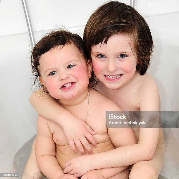 Подруга мамы в ванной. Мальчик в ванной. Мамочки в ванной с мальчиками.