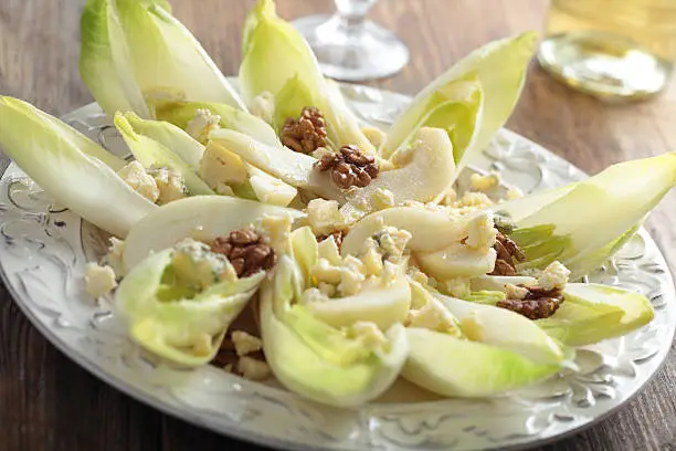 Salad with chicory, blue cheese, walnuts and pears