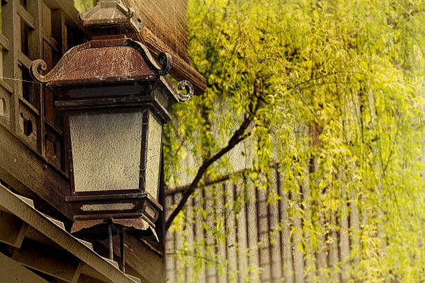 старая лампа с nice willow - ancient past arch natural arch стоковые фото и изображения