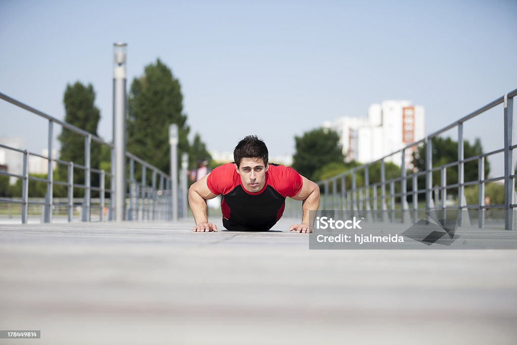 Hombre haciendo pushups atleta - Foto de stock de Actividad libre de derechos