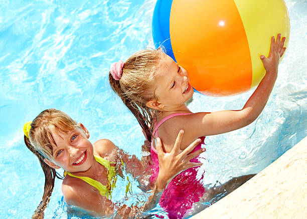 les enfants jouer avec le ballon. - beach ball swimming pool ball child photos et images de collection