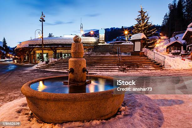 Fontanna I Choinka W Megeve W Rano Francuskie Alpy - zdjęcia stockowe i więcej obrazów Francja