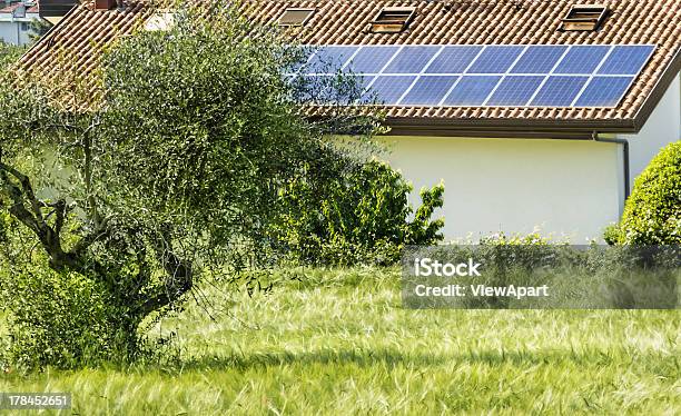 Панели Солнечных Батарей В Природе — стоковые фотографии и другие картинки Солнечная батарея - Солнечная батарея, Батарея, Без людей