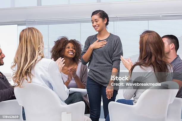 Paciente Feliz Tem Um Avanço Na Terapia De Grupo - Fotografias de stock e mais imagens de Terapia - Terapia, Felicidade, Profissional de saúde mental