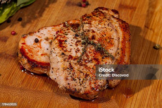 Gegrilltes Steak Stockfoto und mehr Bilder von Bratengericht - Bratengericht, Essbare Verzierung, Fettgebraten