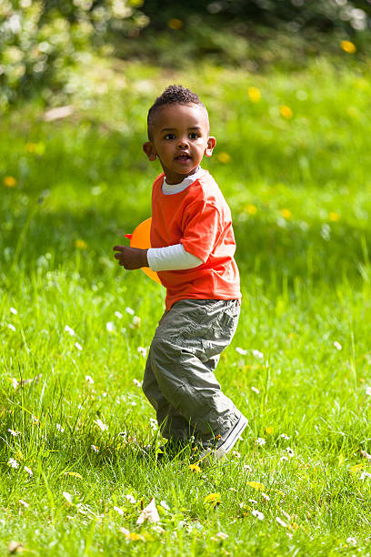 屋外ポートレート、かわいい若いリトルブラックで遊ぶ少年 - child balloon outdoors little boys ストックフォトと画像
