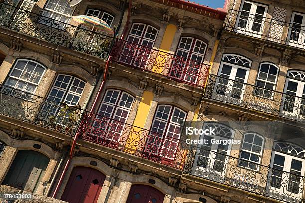 Casa Típica Fachada Da Cidade Do Porto - Fotografias de stock e mais imagens de Amarelo - Amarelo, Antigo, Ao Ar Livre