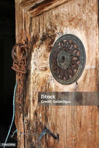 Puerta De Madera Foto de stock y más banco de imágenes de Abstracto - Abstracto, Aire libre, Anticuado