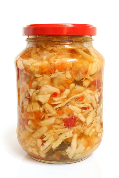 repolho em conserva e salada de pimentão vermelho em vidro frasco - sauerkraut cabbage paprika salad imagens e fotografias de stock