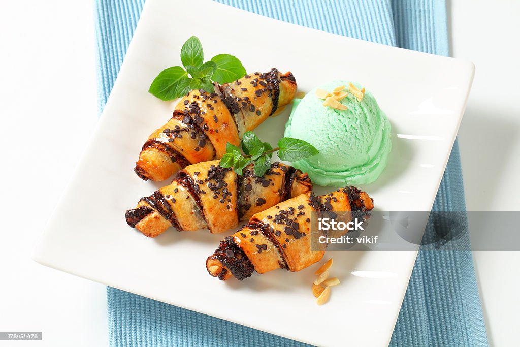 crescent petits pains au chocolat avec crème glacée - Photo de Assiette libre de droits