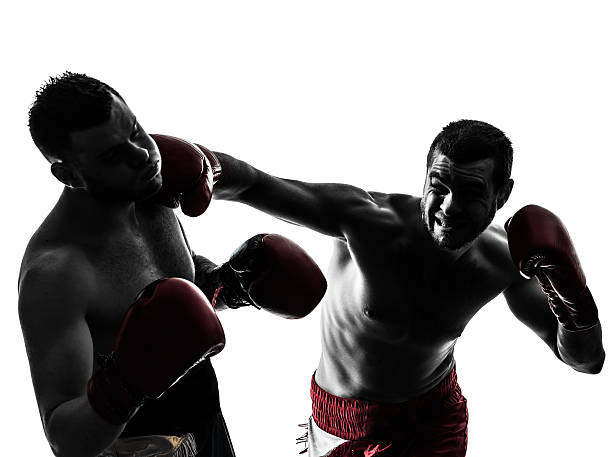 двое мужчин, осуществляющие тайский бокс силуэт - kickboxing muay thai exercising sport стоковые фото и изображения