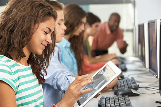 menina usando tablet digital no computador turma - teacher computer high school student classroom imagens e fotografias de stock