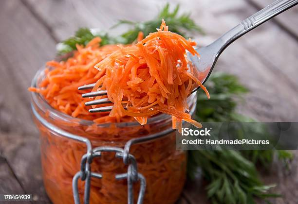 Horquilla Con Ensalada De Zanahoria Foto de stock y más banco de imágenes de Alimento - Alimento, Aperitivo - Plato de comida, Comida sana