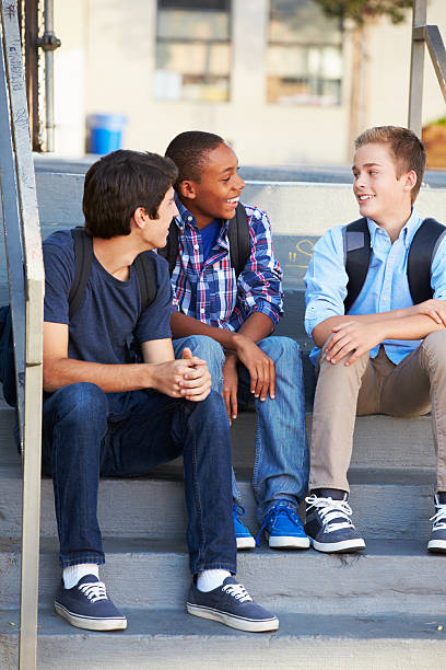 gruppo di adolescenti alunni fuori aula, maschio - little boys pre adolescent child child education foto e immagini stock