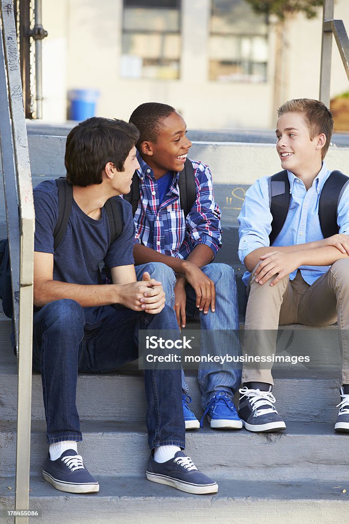 Grupo de alunos masculinos adolescentes do lado de fora da sala de aula - Foto de stock de Adolescente royalty-free
