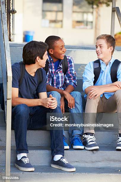 Foto de Grupo De Alunos Masculinos Adolescentes Do Lado De Fora Da Sala De Aula e mais fotos de stock de Adolescente