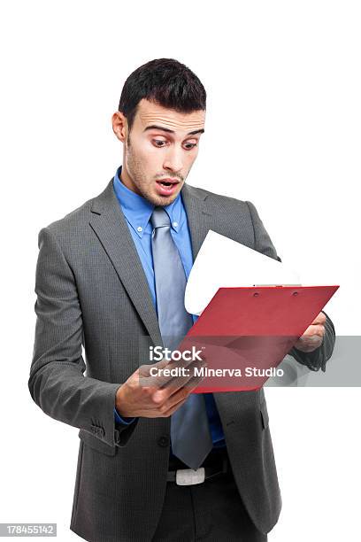 Junger Mann Reading Schockierend News Stockfoto und mehr Bilder von Angst - Angst, Ein Mann allein, Eine Person