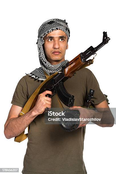 Foto de Terroristas Com Automático Cartucho De Arma E Ativar Em Fundo Branco e mais fotos de stock de Adulto