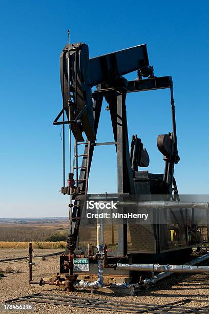 Нефтяной Насос И Трубопровод — стоковые фотографии и другие картинки Machinery - Machinery, Oil Sands, Альберта