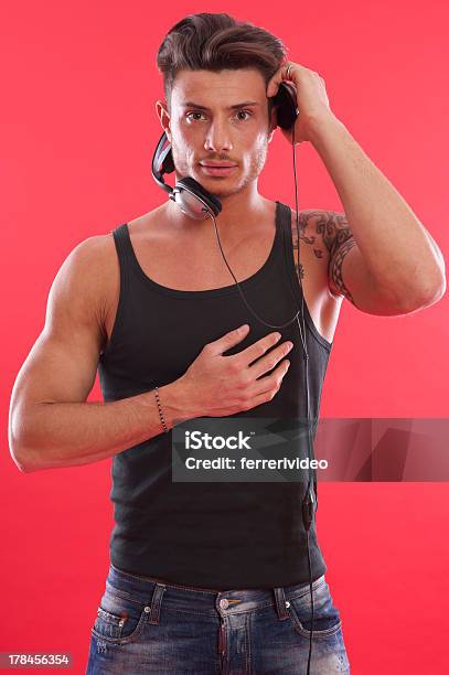 Hombre Con Auriculares Foto de stock y más banco de imágenes de Adulto - Adulto, Adulto joven, Alegre
