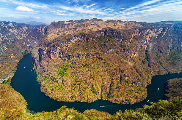 Canyon Bend View from above the Sumidero Canyon in Chiapas, Mexico mexico chiapas cañón del sumidero stock pictures, royalty-free photos & images