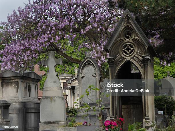 Primavera Sul Cimitero Di Montparnasse Di Parigi - Fotografie stock e altre immagini di Ambientazione tranquilla - Ambientazione tranquilla, Antico - Condizione, Capitali internazionali