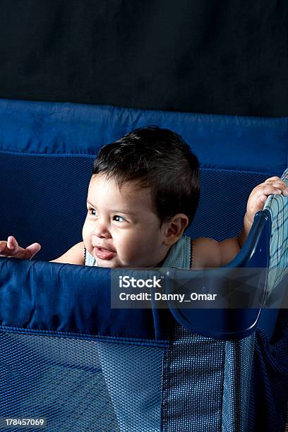 Foto de Bebê Olhando Curioso e mais fotos de stock de 6-11 meses - 6-11 meses, Asiático e indiano, Azul