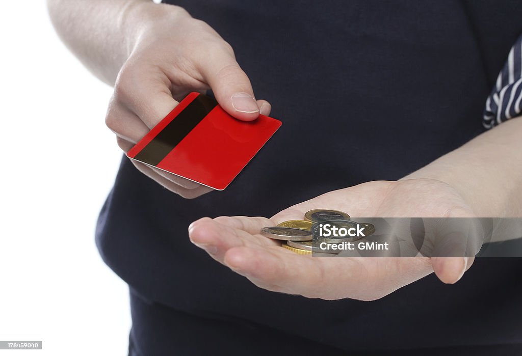 Homem segurando o dinheiro e cartão de crédito - Royalty-free Carta de Baralho Foto de stock