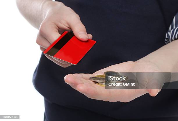 Homem Segurando O Dinheiro E Cartão De Crédito - Fotografias de stock e mais imagens de Carta de Baralho - Carta de Baralho, Moeda, Pagar
