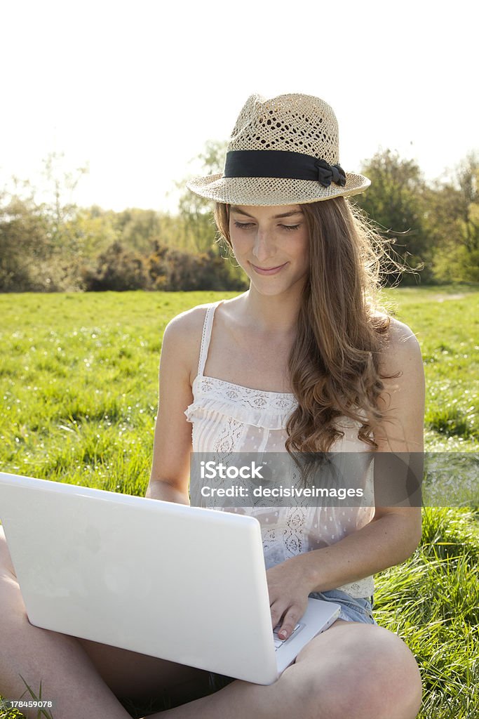 Bella estate ragazza con laptop - Foto stock royalty-free di 25-29 anni