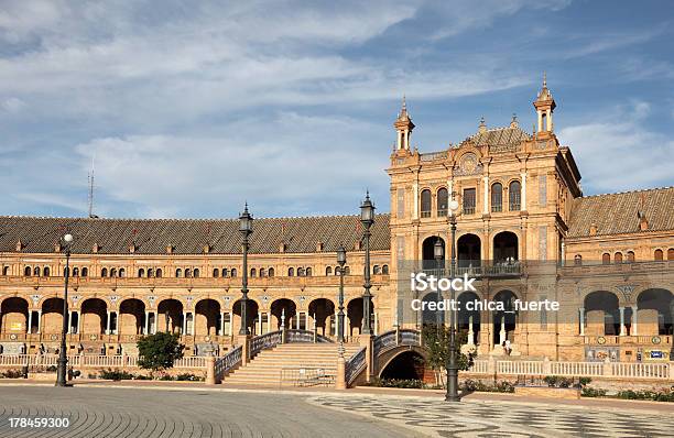 Foto de Praça Em Sevilha Espanha e mais fotos de stock de Andaluzia - Andaluzia, Arquitetura, Cultura Europeia