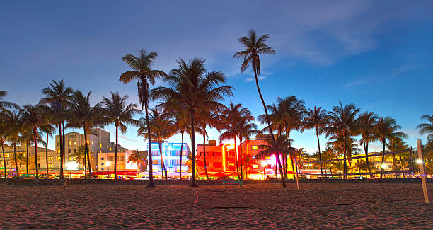 de miami beach, en floride, hôtels et restaurants au coucher du soleil - ocean drive south beach night miami beach photos et images de collection