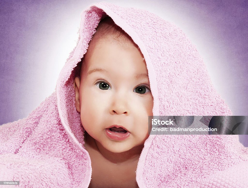 Bebé y rosa toalla - Foto de stock de 0-11 meses libre de derechos
