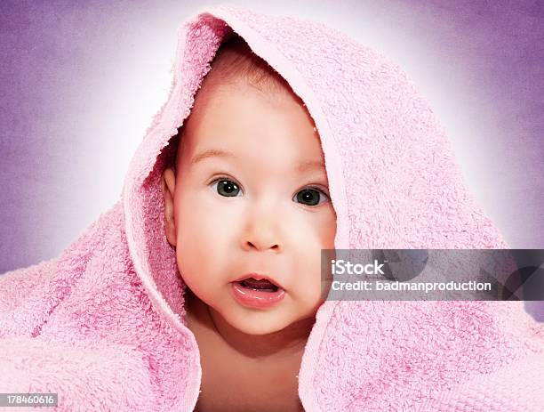 Asciugamano Rosa Baby E - Fotografie stock e altre immagini di 0-11 Mesi - 0-11 Mesi, Allegro, Ambientazione tranquilla