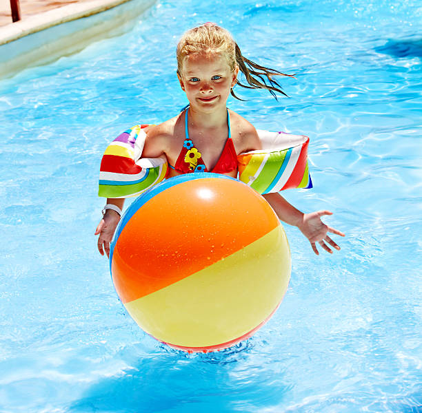 enfants nager dans la piscine. - beach ball swimming pool ball child photos et images de collection