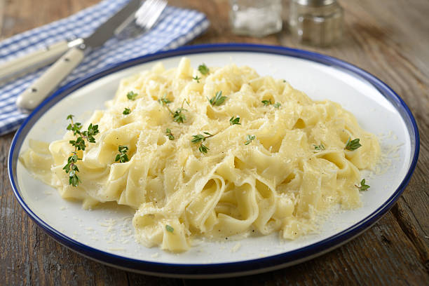 fettuccine alfredo/fettuccine alfredo - fettuccine - fotografias e filmes do acervo