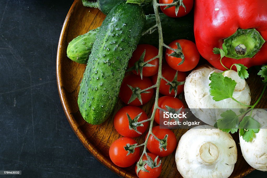 Natura morta di verdure fresche, pomodori, peperoni, cetrioli, funghi) - Foto stock royalty-free di Agricoltura