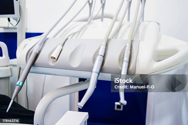 Strumenti Dentista - Fotografie stock e altre immagini di Acciaio - Acciaio, Ambientazione interna, Ambulatorio dentistico