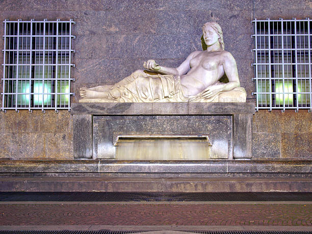 Dora Statue, Turin