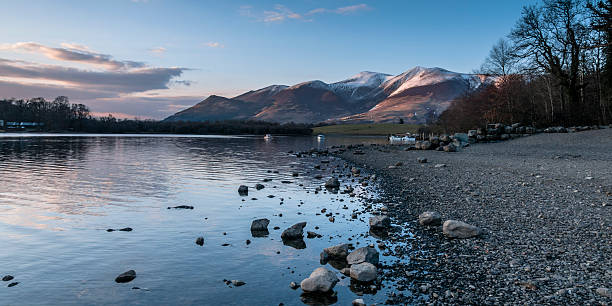 冬の夕景ダーウェントウォーター/湖、Keswick 、西湖区、Cumbira ,英国 ストックフォト