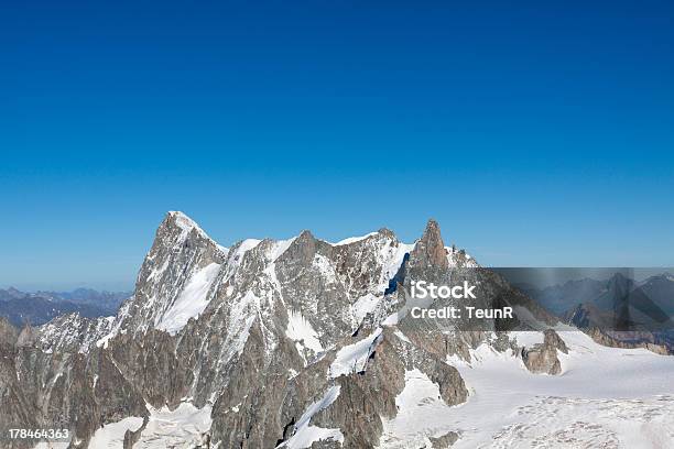 El Pico De La Montaña Foto de stock y más banco de imágenes de Actividad - Actividad, Aire libre, Alpes Europeos